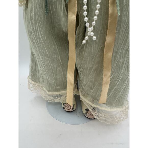 Traditions Victorian Doll Collection Angelina Porcelain Numbered 534 - Picture 3 of 10